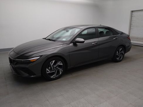 Used 2025 Hyundai Elantra SEL FWD image 2