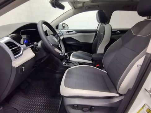 Used 2025 Volkswagen Taos SE image 23