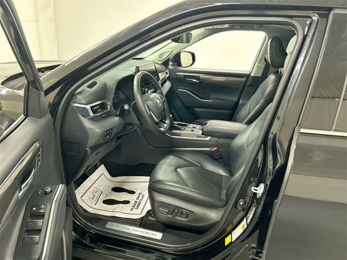 Used 2023 Toyota Highlander Limited image 9