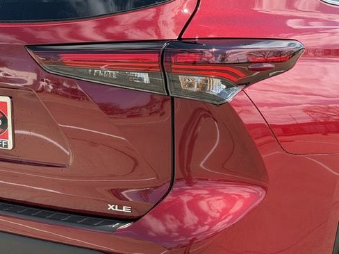 Certified 2025 Toyota Highlander XLE image 7