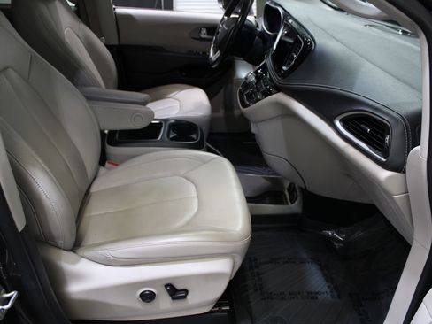 Used 2021 Chrysler Pacifica Touring-L FWD image 23