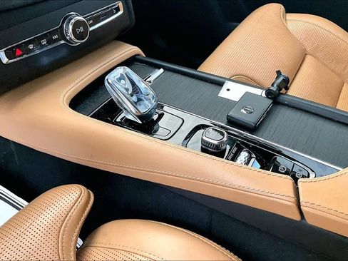 Used 2021 Volvo XC90 T8 Inscription w/ Protection Package Premier image 18