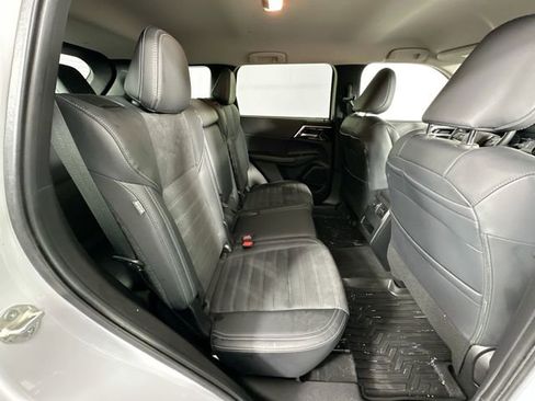 Used 2024 Mitsubishi Outlander SE image 28