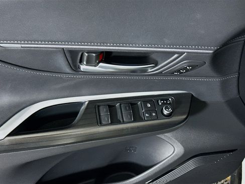 Used 2021 Toyota Venza LE image 15