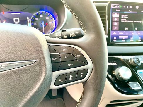 Used 2023 Chrysler Pacifica Touring-L FWD image 33