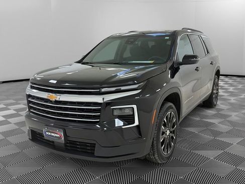 Used 2025 Chevrolet Traverse LT w/ Sun and Wheel Package image 7