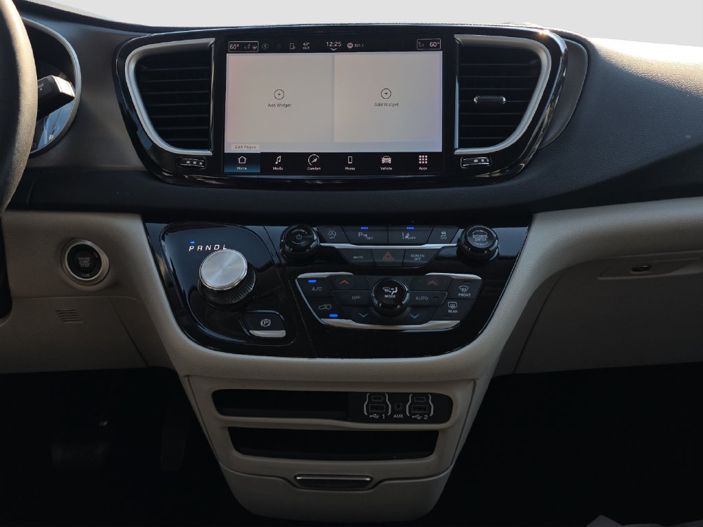 Used 2024 Chrysler Pacifica Touring-L FWD image 14