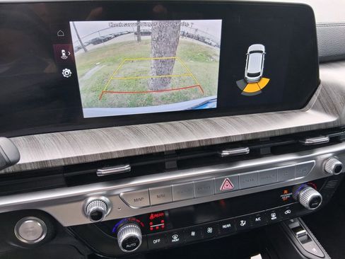 Used 2023 Kia Telluride EX w/ EX Captain's Chair Package image 9