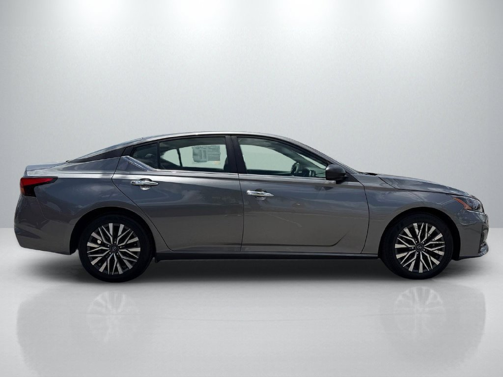 Used 2025 Nissan Altima 2.5 SV FWD image 4