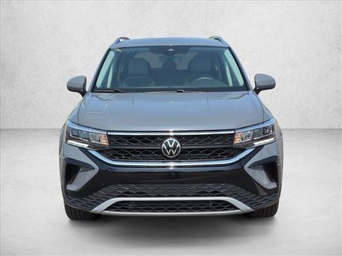 Used 2023 Volkswagen Taos SE FWD image 2