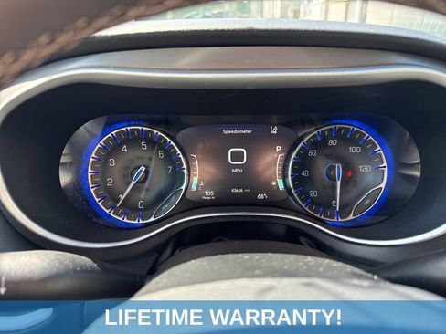Used 2023 Chrysler Pacifica Touring-L FWD image 4