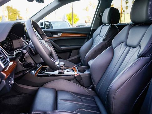 Used 2023 Audi Q5 e Premium w/ Convenience Package image 17