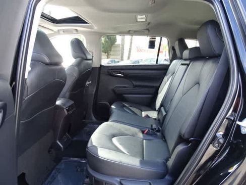 Used 2025 Toyota Highlander XLE FWD image 21