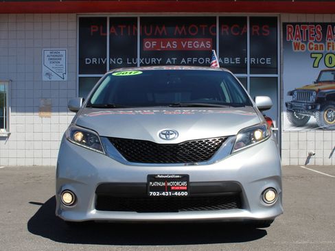 Used 2017 Toyota Sienna SE w/ SE Preferred Package image 5