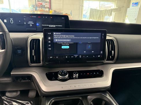 New 2025 Ford Expedition Active image 17