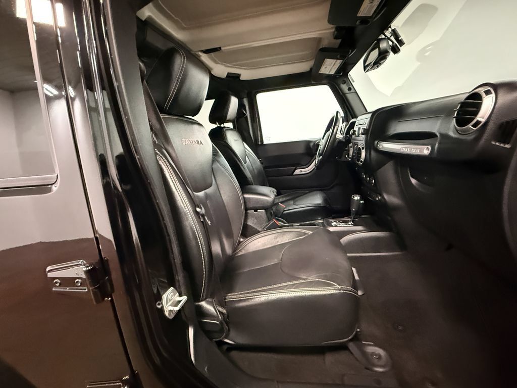 Used 2018 Jeep Wrangler Unlimited Sahara AWD/4WD image 13