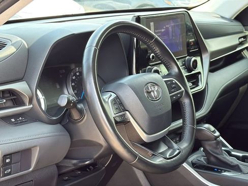 Used 2024 Toyota Highlander LE FWD image 9