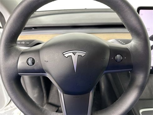Used 2022 Tesla Model Y Long Range image 19
