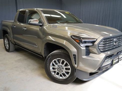 Used 2025 Toyota Tacoma Limited AWD/4WD image 3