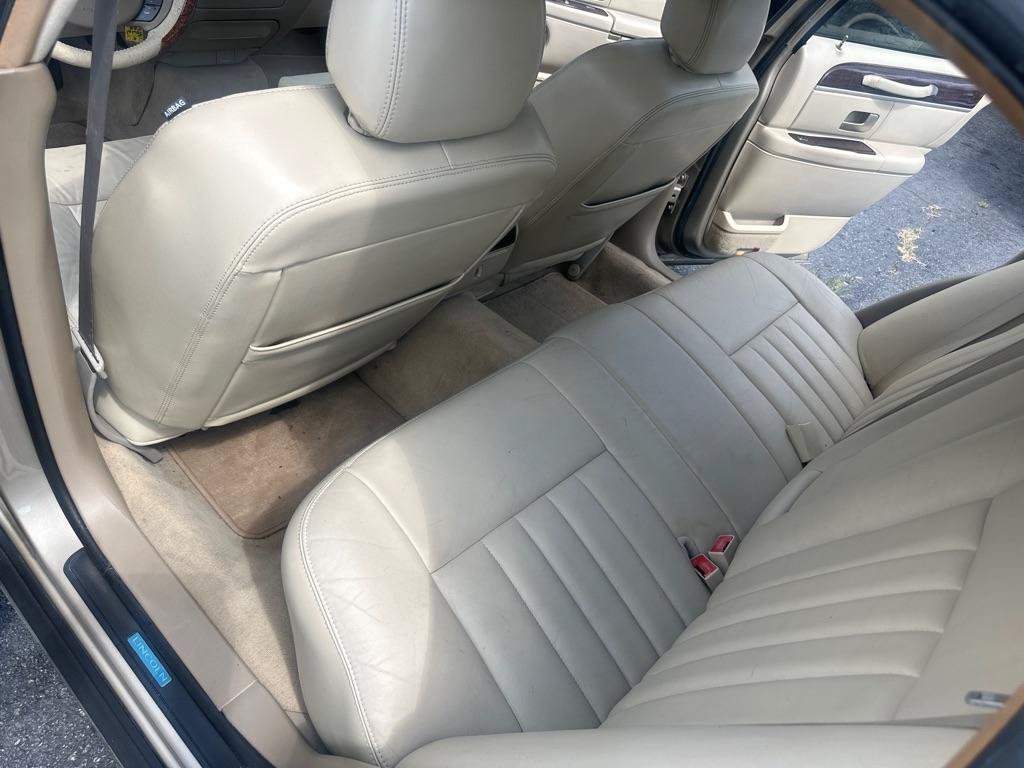 Used 2006 Lincoln Town Car Signature RWD image 30