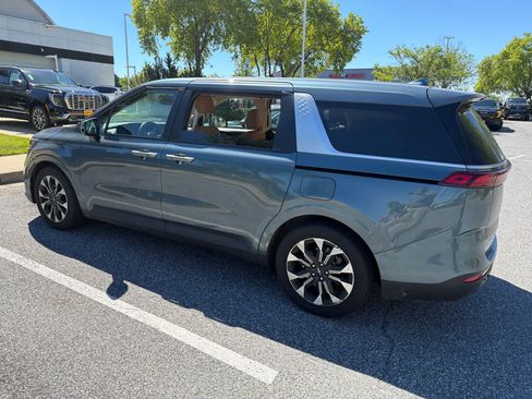 Used 2024 Kia Carnival EX FWD image 4