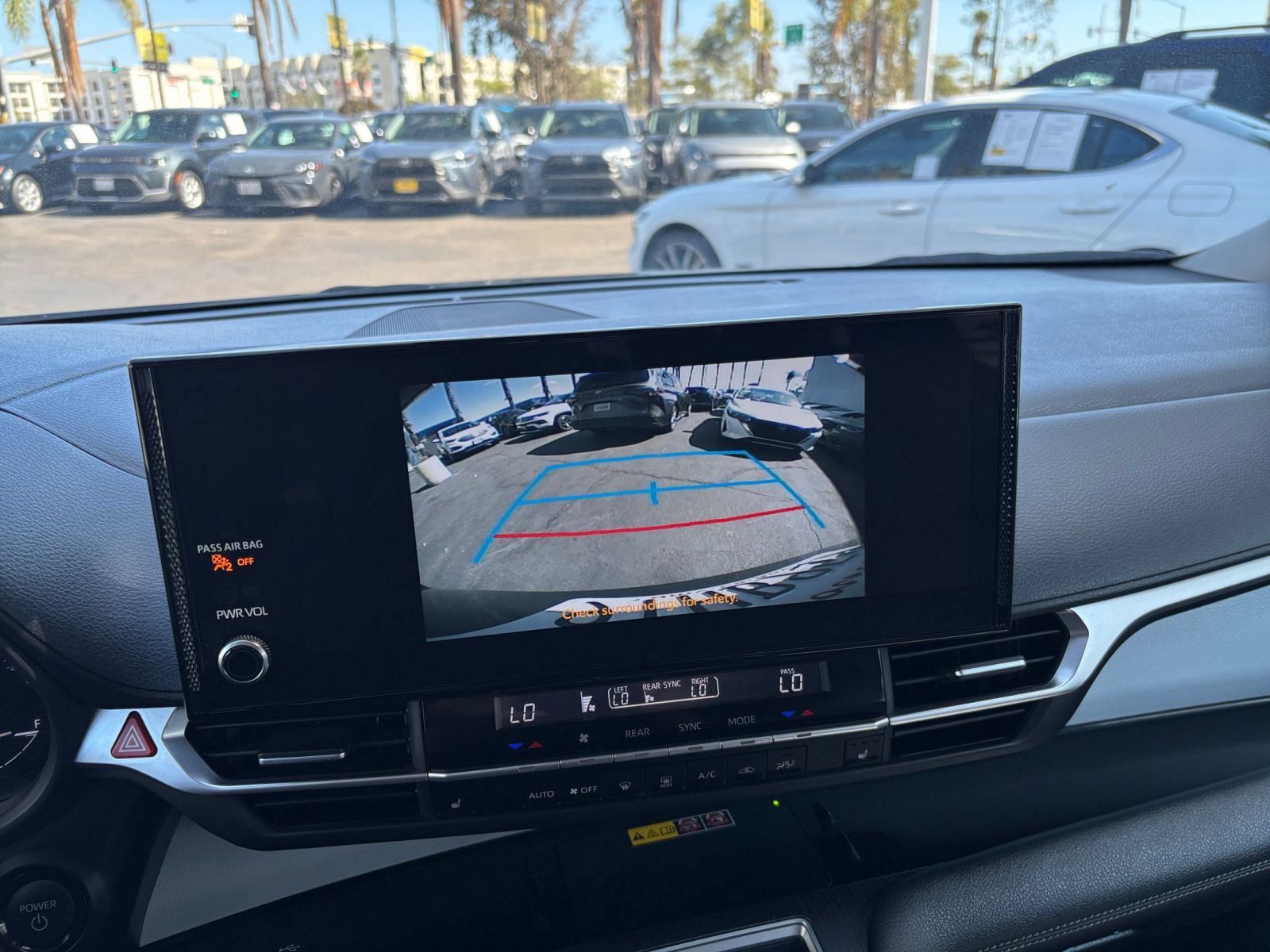 Used 2025 Toyota Sienna XLE FWD image 25