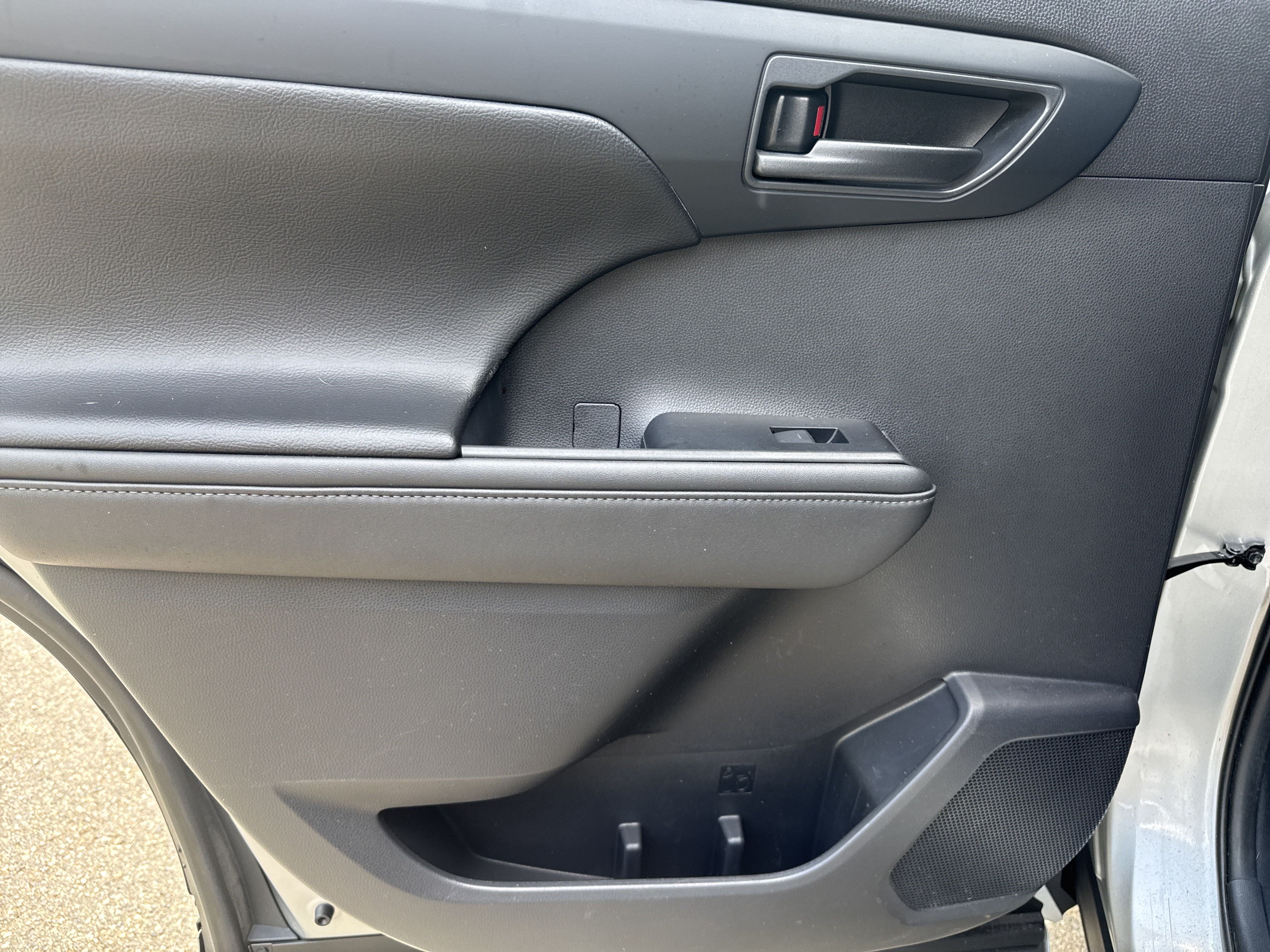 Used 2020 Toyota Highlander LE FWD image 22