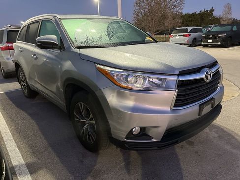 Used 2016 Toyota Highlander XLE image 2