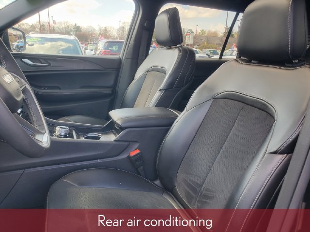 Used 2024 Jeep Grand Cherokee L Altitude AWD/4WD image 12