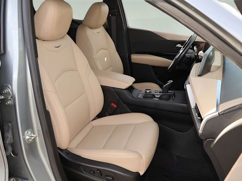 Used 2024 Cadillac XT4 Luxury w/ Cold Weather Package FWD image 17
