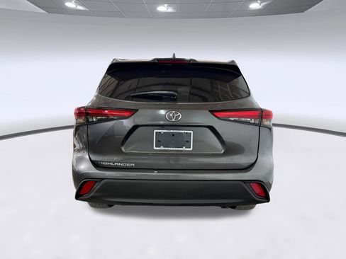 Used 2020 Toyota Highlander L FWD image 8