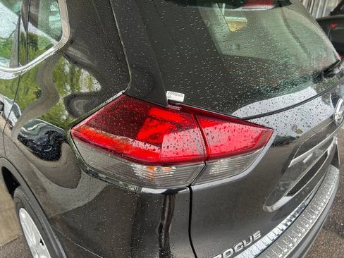 Used 2018 Nissan Rogue S AWD/4WD image 35