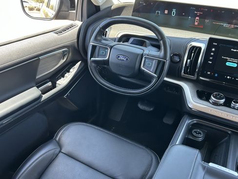 Used 2025 Ford Expedition Platinum AWD/4WD image 17