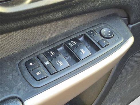 Used 2018 Jeep Cherokee Latitude w/ Altitude Package FWD image 11