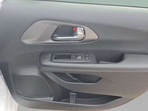 New 2026 Chrysler Pacifica Select image 28