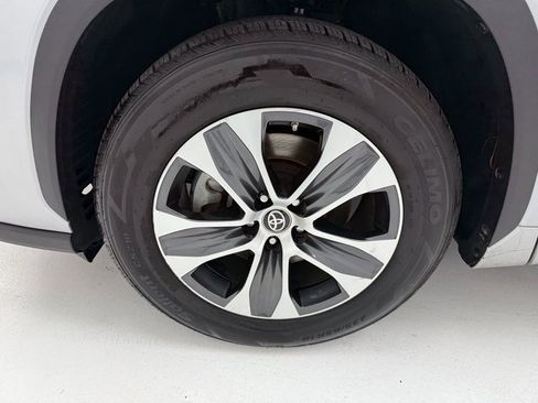 Used 2023 Toyota Highlander XLE image 7