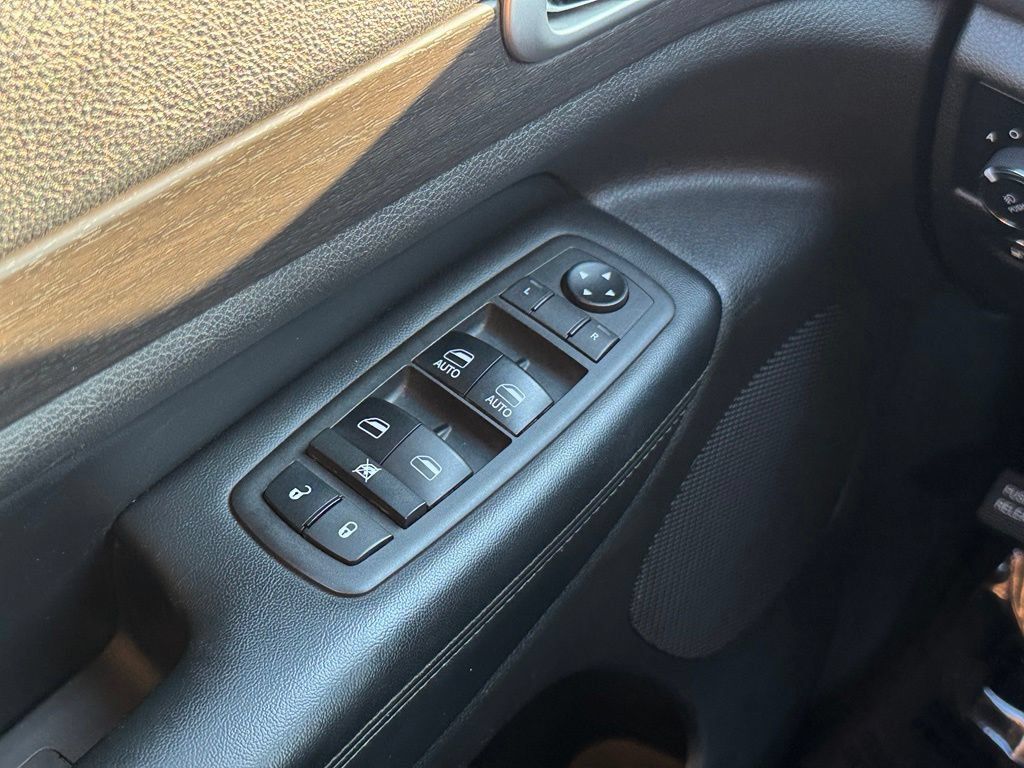 Used 2018 Jeep Grand Cherokee Altitude AWD/4WD image 31
