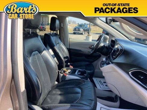 Used 2017 Chrysler Pacifica Touring-L image 16