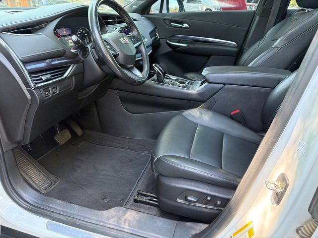 Used 2023 Cadillac XT4 Luxury w/ LPO, Onyx Lite Package FWD image 9