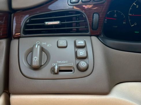 Used 2002 Cadillac De Ville DTS w/ Premium Equipment Pkg image 30