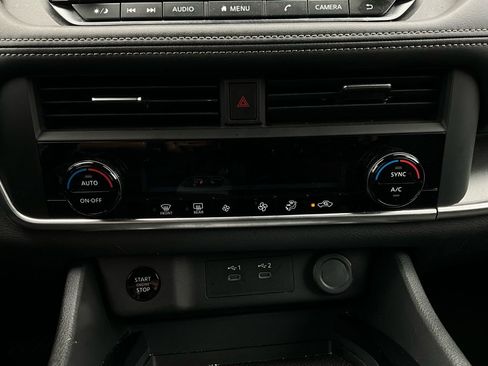 Used 2025 Nissan Rogue SV image 28