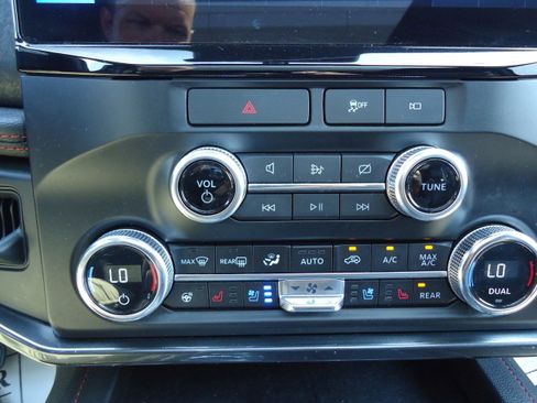 Used 2022 Ford Expedition Max Limited image 19