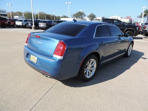 Used 2021 Chrysler 300 Touring L image 5