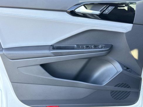 Used 2024 Volkswagen Taos SE image 17