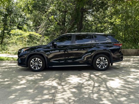 Used 2024 Toyota Highlander XLE FWD image 6