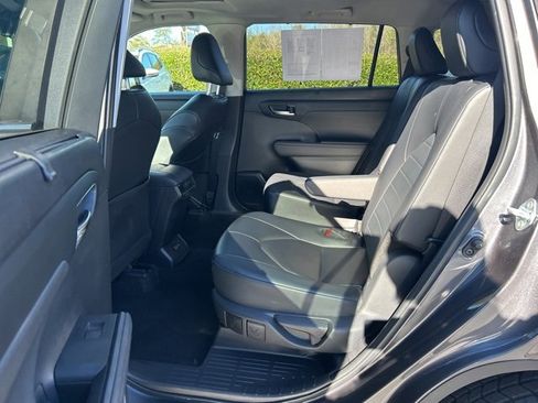 Used 2024 Toyota Highlander XLE image 16