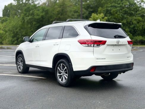 Used 2019 Toyota Highlander XLE AWD/4WD image 4