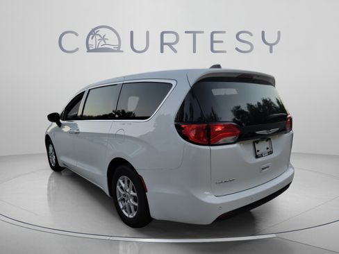 Used 2025 Chrysler Voyager LX FWD image 2