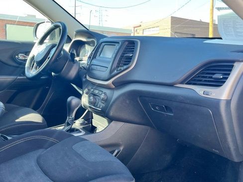 Used 2016 Jeep Cherokee Latitude w/ Comfort/Convenience Group image 26