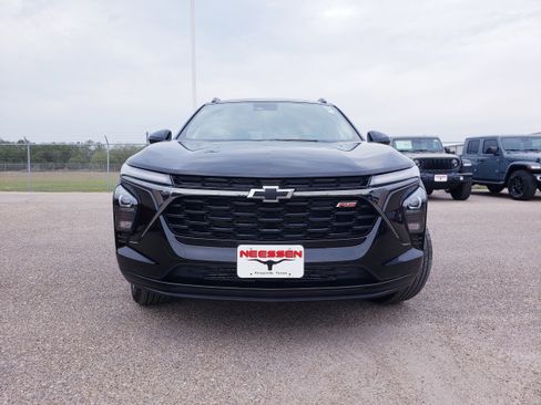 Used 2025 Chevrolet Trax RS w/ Sunroof Package image 2